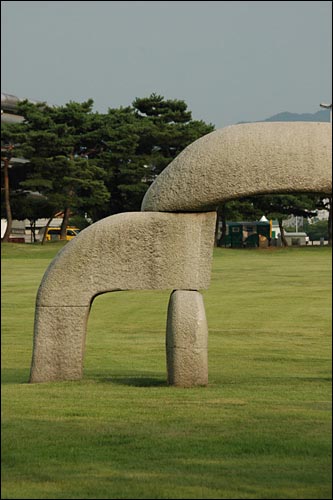 둘째의 서러움. 밑에서 치받고 위에서 내리누르고. 